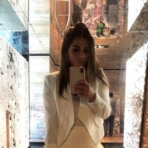 Meet your Posher, Claudia